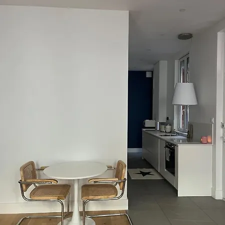 Moderne En Centre Apartment